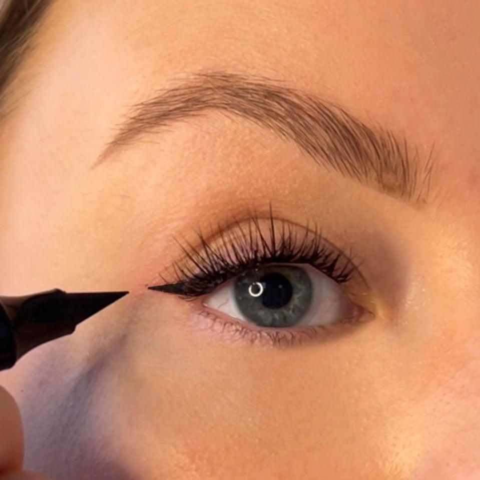 Easy Eyeliner: 2-i-1 Stamp + Liner-penna